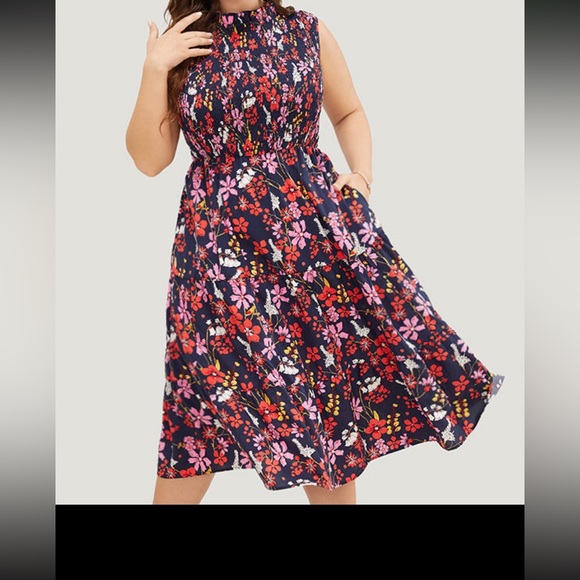 NWT floral pocket dress with mock neck and button closure . - Picture 4 of 8